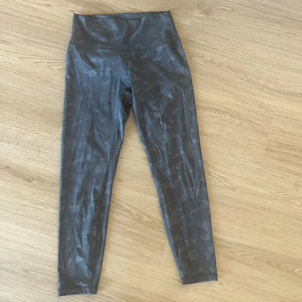 ** Zyia Active Gray Battleship Camo Luxe Hi-Rise 7/8 Leggings Athletic Small